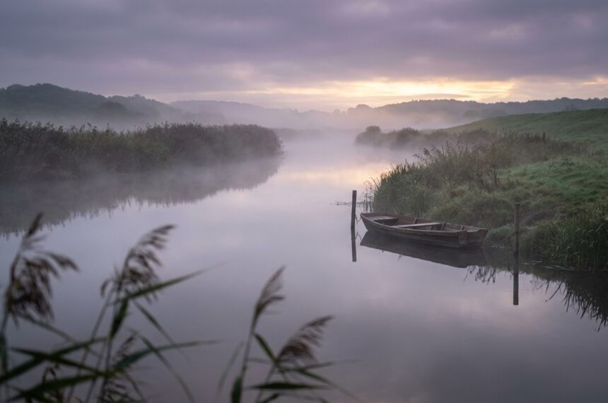Ruhiges Gewässer im Morgennebel als Symbol für Geduld und Ausdauer